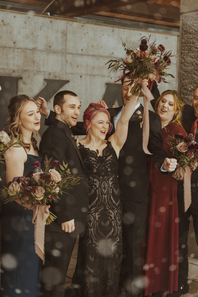 bride and groom with their bridesmaids and groomsmen 