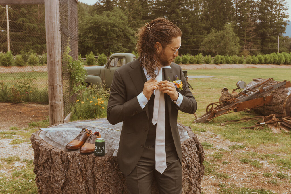 groom getting ready for his wedding ceremony 