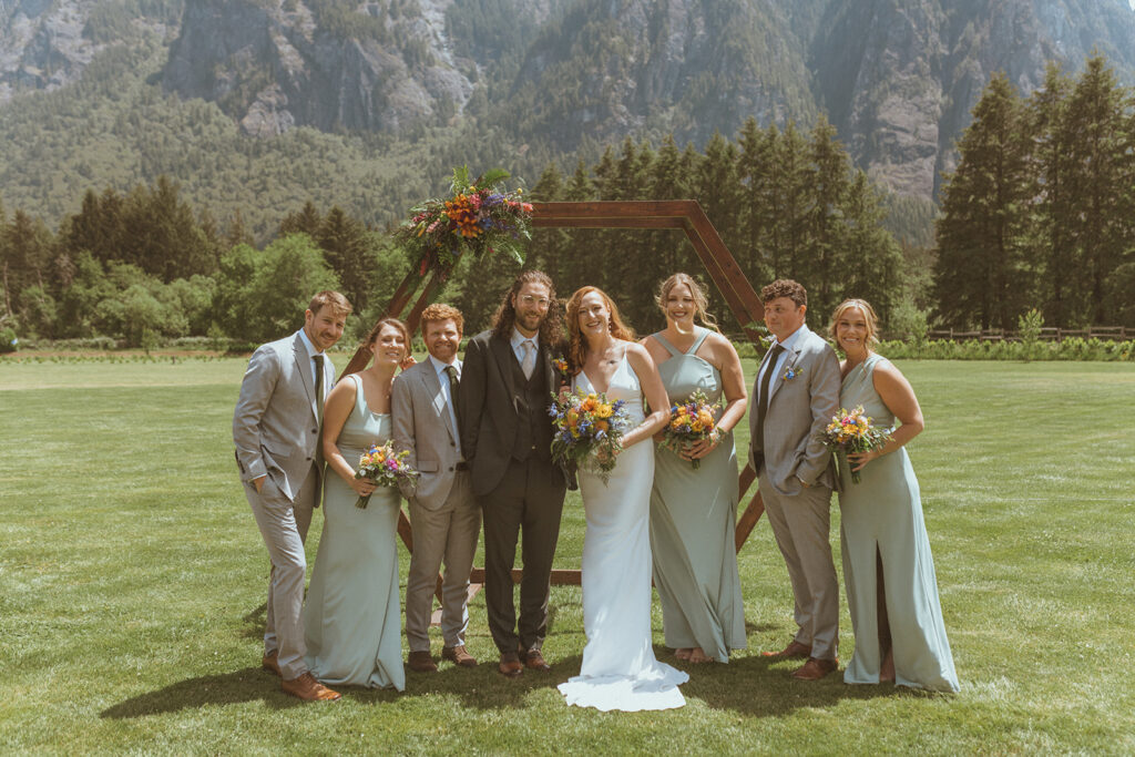 bride and groom with their bridesmaids and groomsmen 