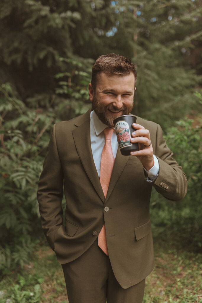 portrait of the groom before the ceremony 