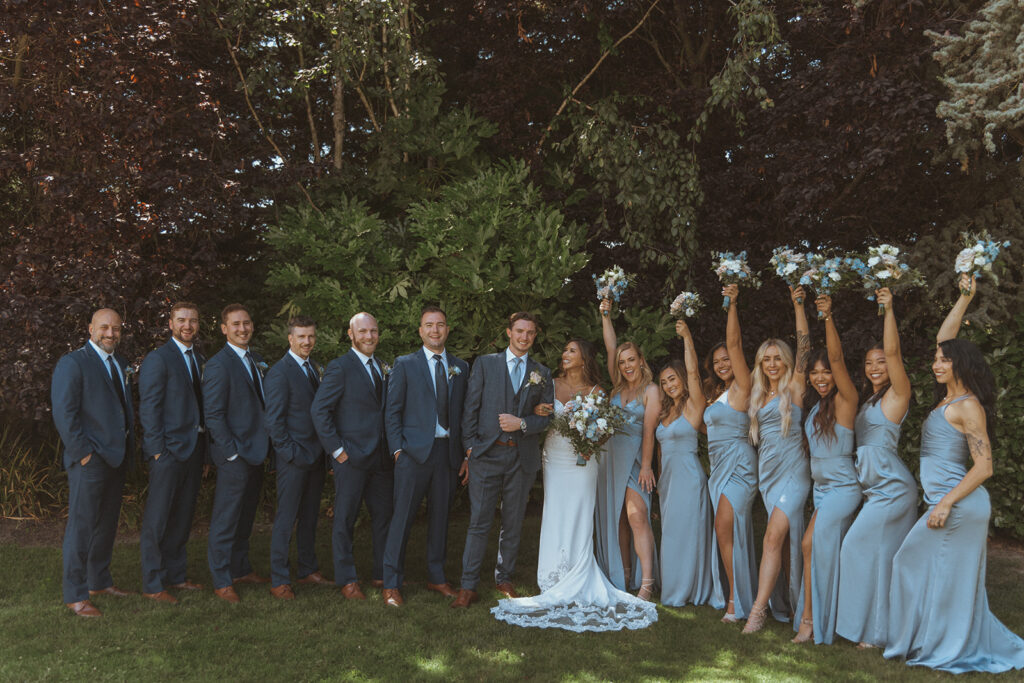 cute picture of the bride and groom with their bridesmaids and groomsmen 