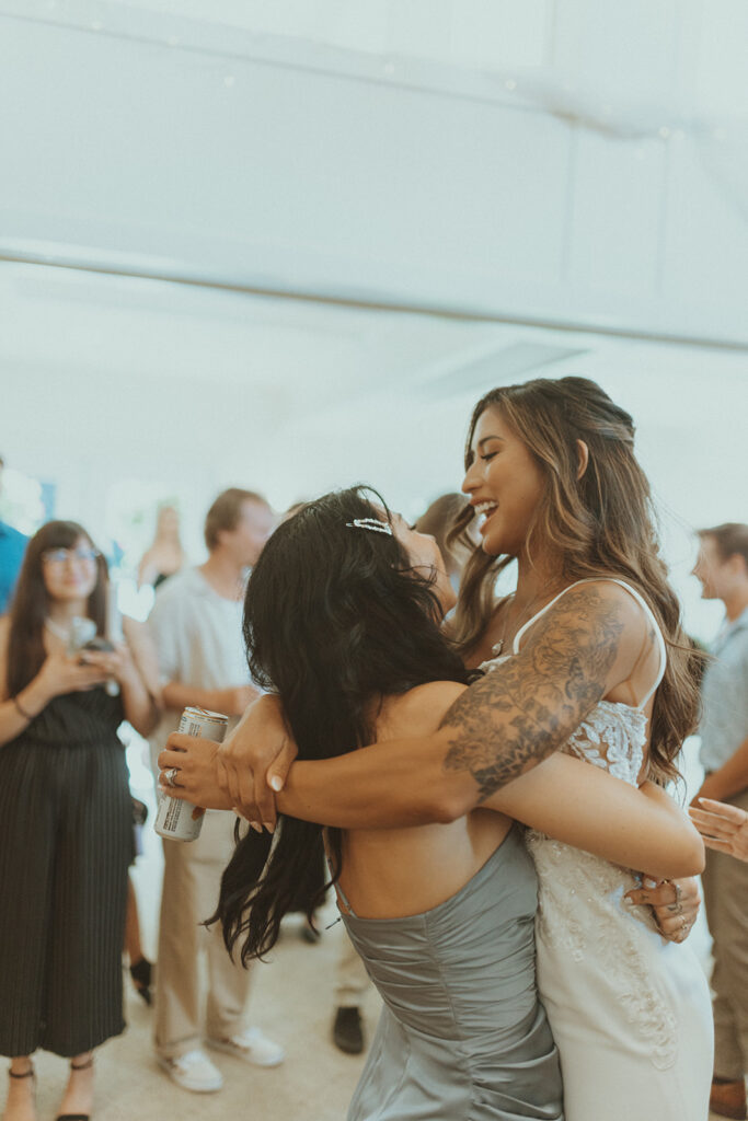 picture of the bride and her sister hugging